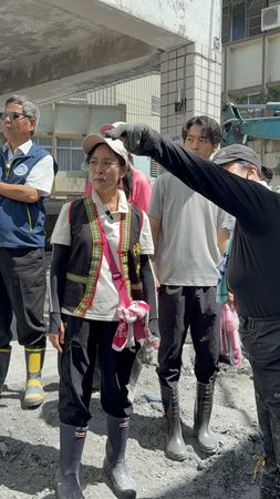 ▲▼民進黨立委陳瑩關心花蓮光復鄉阿陶莫災區垃圾處理情形。（圖／翻攝自Facebook／陳瑩（Ying Chen））