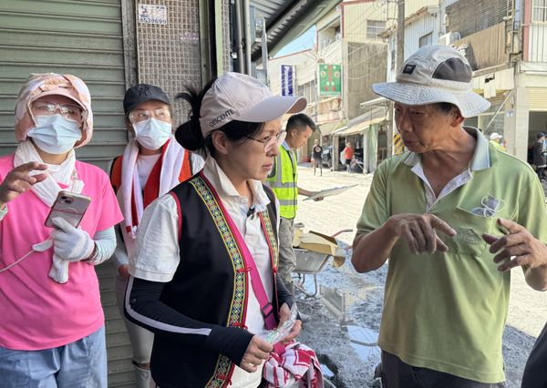 ▲▼民進黨立委陳瑩關心花蓮光復鄉阿陶莫災區垃圾處理情形。（圖／翻攝自Facebook／陳瑩（Ying Chen））