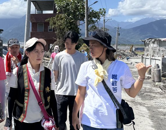 ▲▼民進黨立委陳瑩關心花蓮光復鄉阿陶莫災區垃圾處理情形。（圖／翻攝自Facebook／陳瑩（Ying Chen））