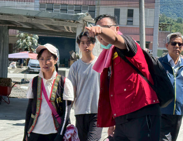 ▲▼民進黨立委陳瑩關心花蓮光復鄉阿陶莫災區垃圾處理情形。（圖／翻攝自Facebook／陳瑩（Ying Chen））