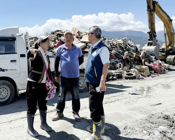 ▲▼民進黨立委陳瑩關心花蓮光復鄉阿陶莫災區垃圾處理情形。（圖／翻攝自Facebook／陳瑩（Ying Chen））