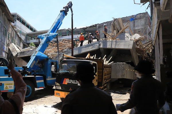 ▲▼印尼東爪哇省（East Java）泗水多佐（Sidoarjo）一所伊斯蘭寄宿學校大樓9月29日突然倒塌。（圖／達志影像／美聯社）