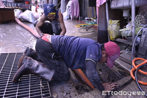 ▲▼在各界協力下共出動17台清溝車清溝，累計清洗近5公里長度。（圖／花蓮縣政府提供，下同）