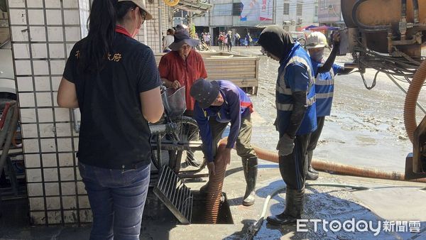 ▲▼在各界協力下共出動17台清溝車清溝，累計清洗近5公里長度。（圖／花蓮縣政府提供，下同）