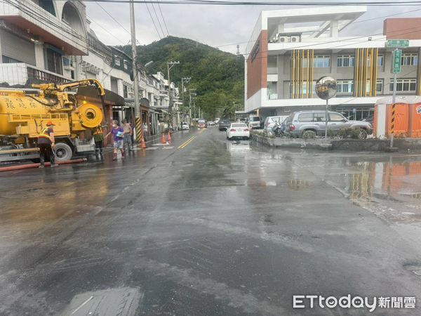 ▲▼在各界協力下共出動17台清溝車清溝，累計清洗近5公里長度。（圖／花蓮縣政府提供，下同）