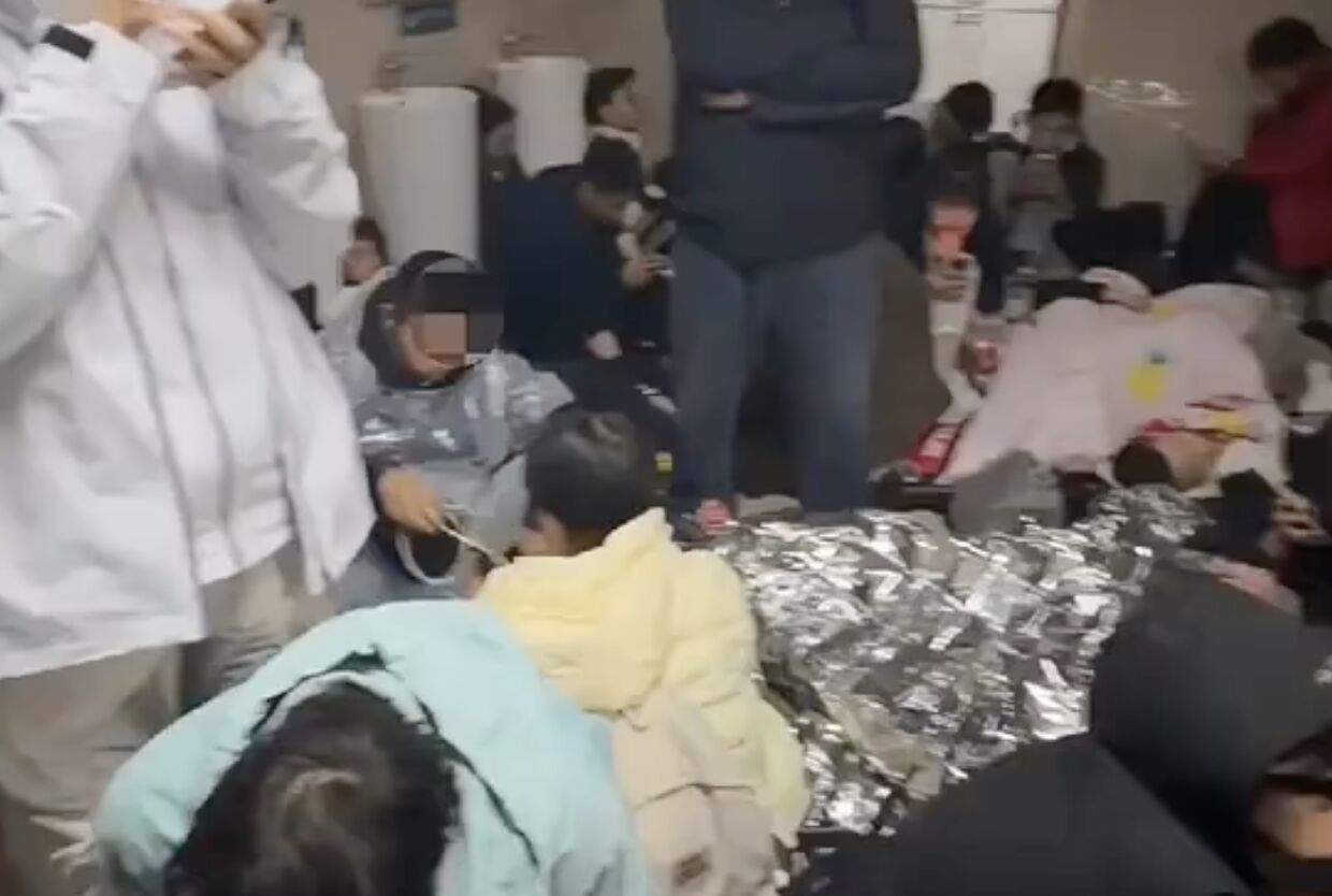 ▲大陸十一連假，泰山景區廁所再度成為遊客避風雨取暖的場所。（圖／翻攝微博）
