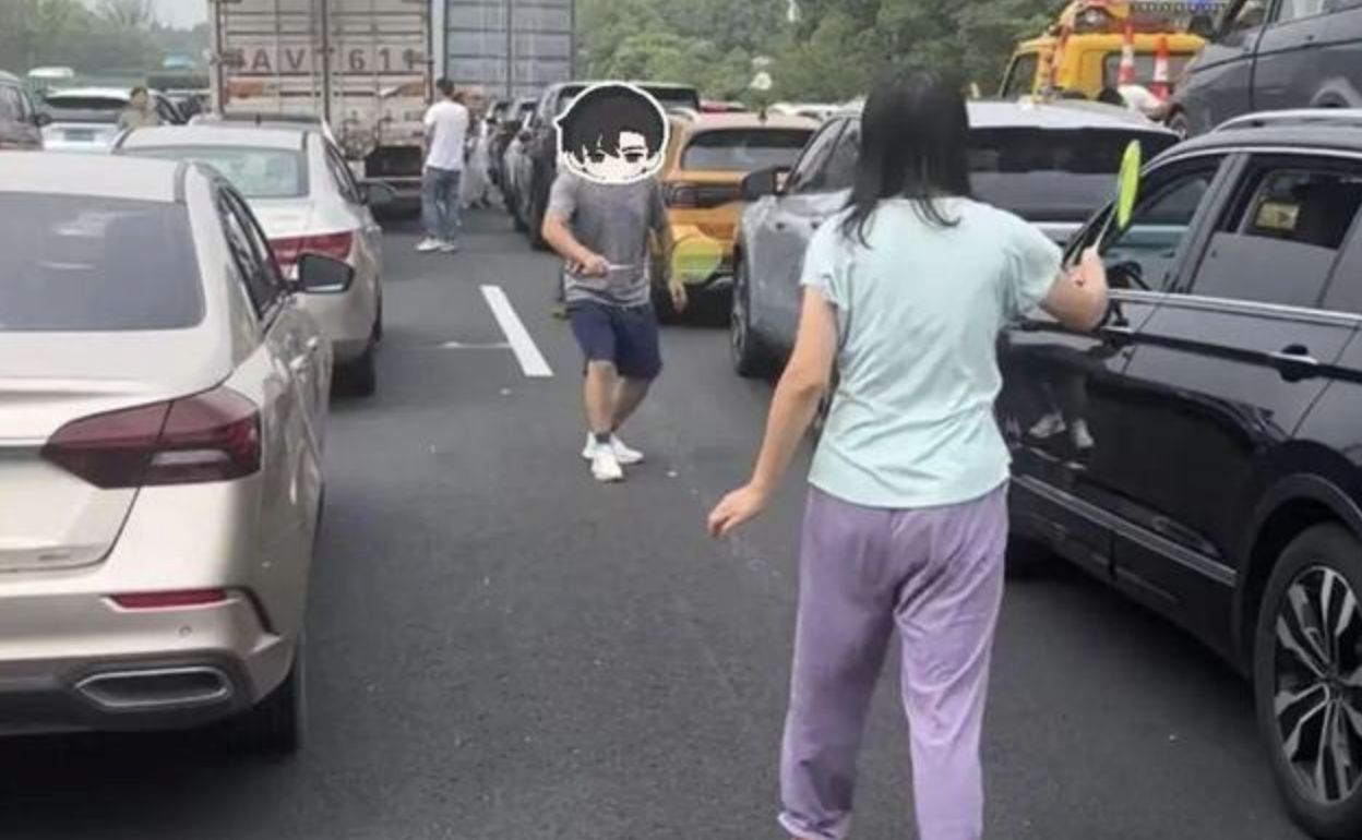 ▲大陸民眾塞車期間下車自娛。（圖／翻攝極目新聞）