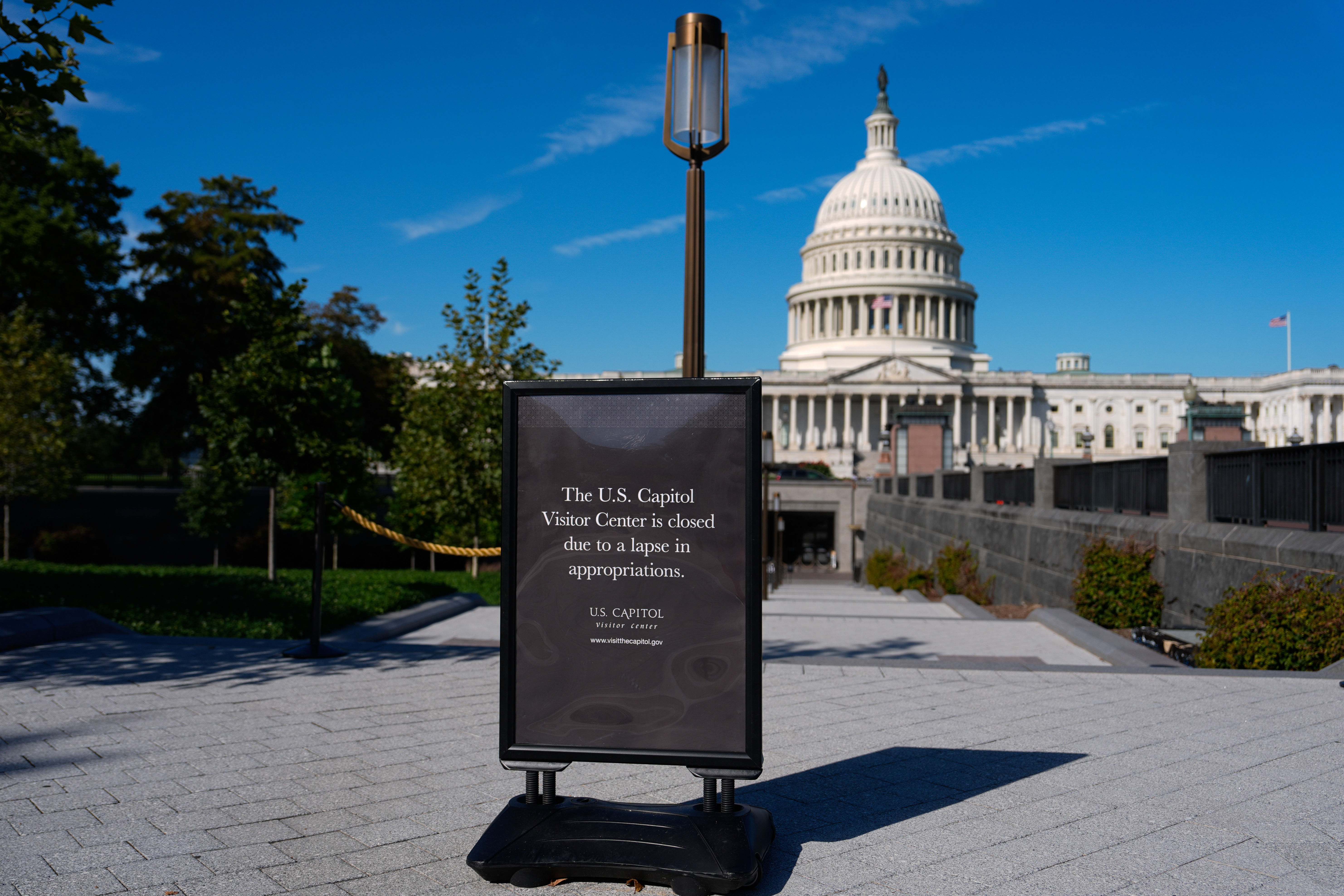 ▲▼美國政府癱瘓第2天，華府一塊告示牌表示，國會大廈遊客中心將從1日起關閉。（圖／達志影像／美聯社）