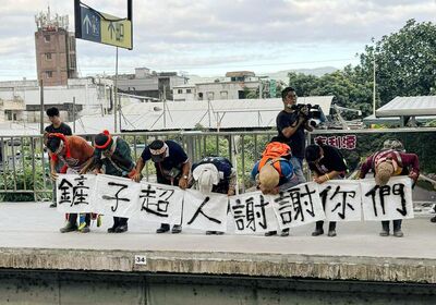 光復災民穿族服90度鞠躬謝謝鏟子超人　王婉諭瞬間飆淚