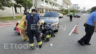 獨／左營高鐵驚魂！婦遭休旅車壓車底　8人抬不動⋯堆高機神救援