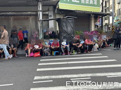 不二坊中秋人龍再現「椅子佔位」爆衝突　鏟子超人：比救災還累