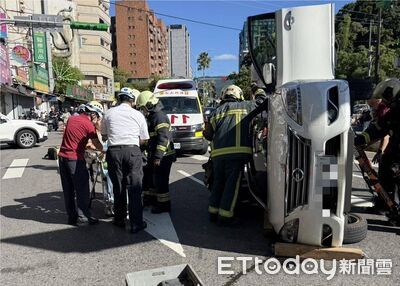 快訊/三總醫院外自小客撞分隔島!女駕駛受困 側翻畫面曝光