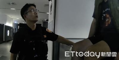 電影院看「鏈鋸人」卻狂滑手機　太亮遭抗議竟離場懸空坐平台