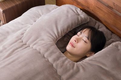 日本一款毛毯太獵奇　網笑：好像瞻仰遺容