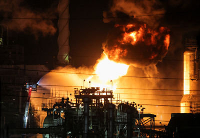加州第2大煉油廠爆炸起火「烈焰竄天」　男嚇：以為被核彈炸