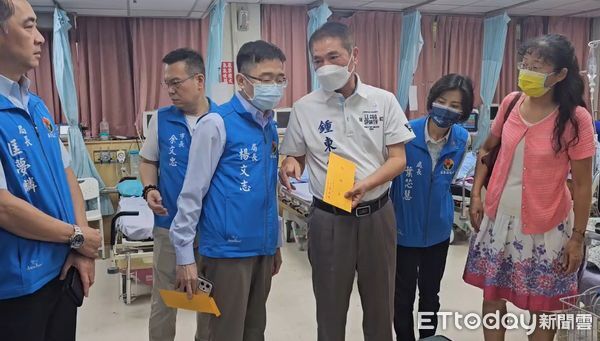 ▲苗栗縣長鍾東錦前往醫院探視傷者            。（圖／記者楊永盛翻攝）