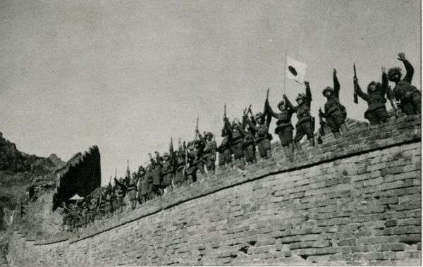 ▲1932年1月1日上午，關東軍登上山海關長城             。（圖／公共版權照片）