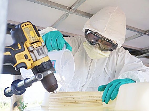 ▲陸軍六軍團第三作戰區支援花蓮光復鄉災情，今天33化學兵群配合民間無人機隊調製消毒藥劑。（圖／陸軍六軍團提供）