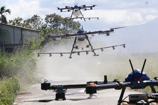 ▲陸軍六軍團第三作戰區33化學兵群官兵，配合民間無人機協助災區衛生消毒。（圖／陸軍六軍團提供）