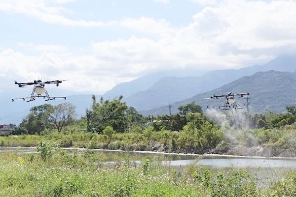 ▲陸軍六軍團第三作戰區33化學兵群官兵，配合民間無人機於災區進行消毒作業。（圖／陸軍六軍團提供）