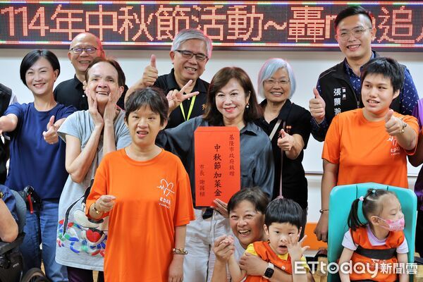 ▲基隆身障中心中秋團圓 邱佩琳陪伴共度佳節。（圖／記者郭世賢翻攝）