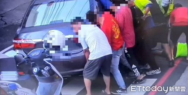 ▲▼台中男子騎自行車突倒臥路中，3秒後慘遭自小客車輾壓身亡。（圖／民眾提供，下同）