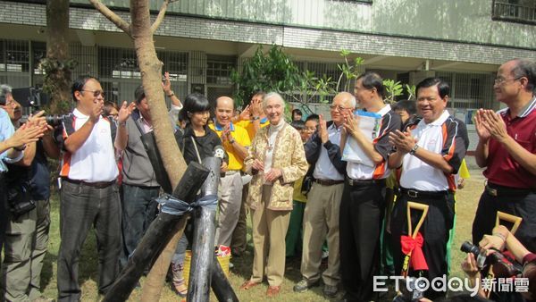 ▲珍古德博士2012年首度造訪台南，與虎山國小師生共同種下希望樹苗。（記者林東良翻攝，下同）