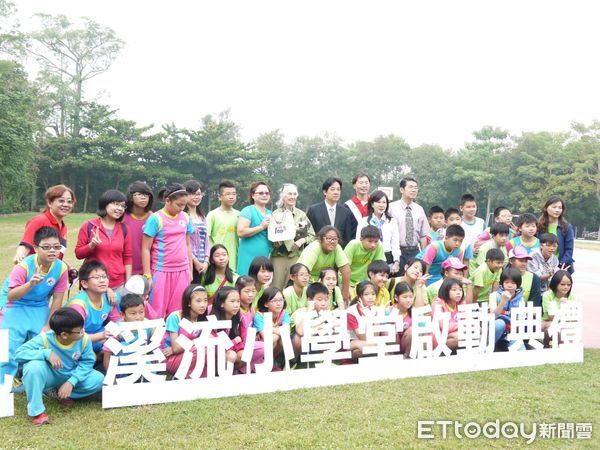 ▲珍古德博士2012年首度造訪台南，與虎山國小師生共同種下希望樹苗。（記者林東良翻攝，下同）