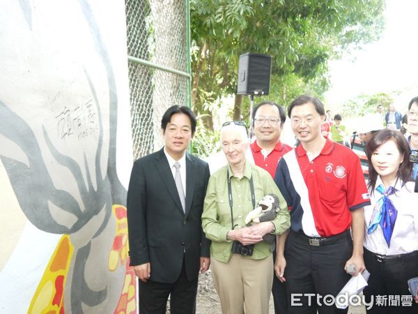 ▲珍古德博士2012年首度造訪台南，與虎山國小師生共同種下希望樹苗。（記者林東良翻攝，下同）