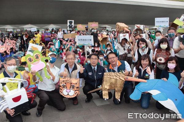 ▲珍古德博士2012年首度造訪台南，與虎山國小師生共同種下希望樹苗。（記者林東良翻攝，下同）