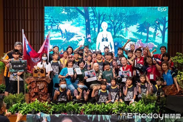 ▲珍古德博士2012年首度造訪台南，與虎山國小師生共同種下希望樹苗。（記者林東良翻攝，下同）