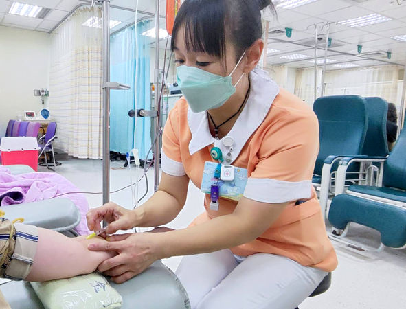 ▲▼民眾持OPAT藥單至門診注射室，由護理人員施打抗生素。（圖／馬偕醫院提供）