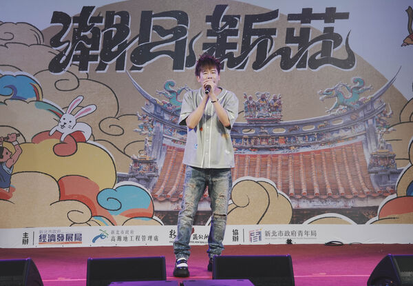 ▲▼陳昶均、小男孩樂團接力飆歌。（圖／新莊區公所提供）
