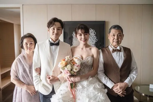 ▲▼書偉今天送爸爸最後一程。（圖／相信音樂提供）