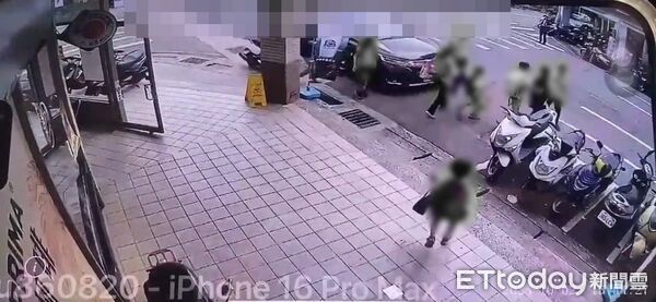 ▲苗栗男隨機殺人，追砍學童畫面曝光。（圖／民眾提供）