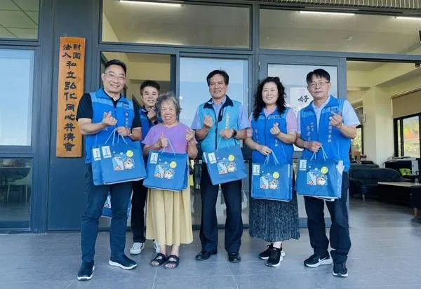 ▲國民黨桃園市黨部秋節前夕，分送愛心月餅