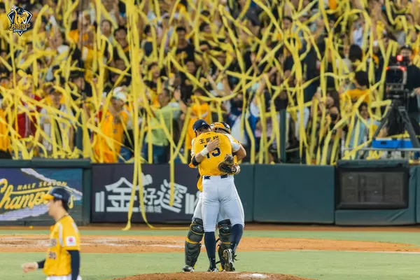 ▲中信兄弟封王，王凱程、林暉盛。（圖／中信兄弟提供）