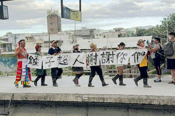 光復居民舉布條向鏟子超人鞠躬道謝。（圖／翻攝自Threads／wanyu_npp）