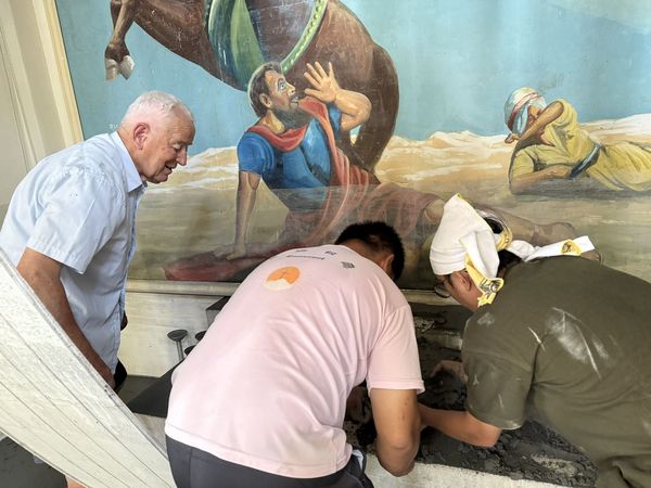 呂德偉神父（左）這幾日都在教堂中善後。（教友提供）