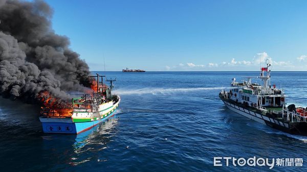 ▲▼基隆外木山船舶火警。（圖／記者郭世賢翻攝）