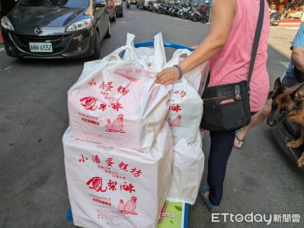 ▲小潘蛋糕坊營業前排隊人潮破200人。（圖／記者黃士原攝）