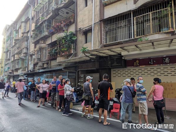 ▲小潘蛋糕坊營業前排隊人潮破200人。（圖／記者黃士原攝）