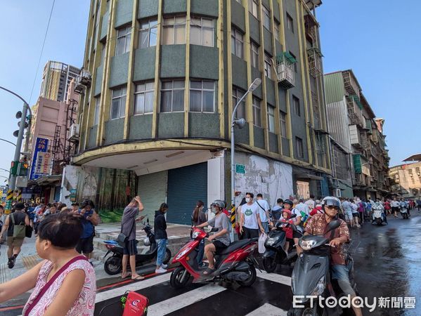 ▲小潘蛋糕坊營業前排隊人潮破200人。（圖／記者黃士原攝）