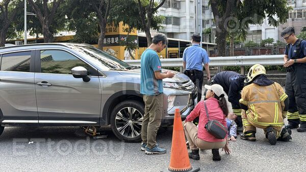 ▲一名婦人被壓在車底下，最後順利脫困            。（圖／記者吳世龍攝）