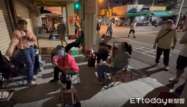 ▲半夜不二坊就出現滿滿排隊人龍。（圖／記者唐詠絮翻攝）