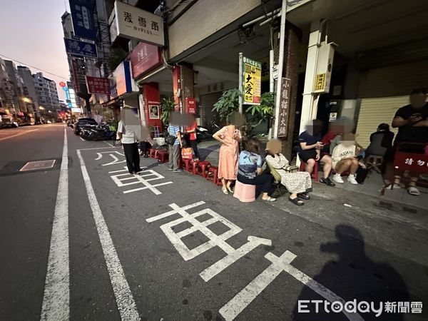 ▲半夜不二坊就出現滿滿排隊人龍。（圖／記者唐詠絮翻攝）