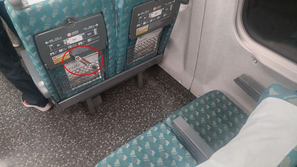 ▲高鐵男30公分匕首插椅背畫面曝。（資料圖／翻攝Threads／gavinsung_）