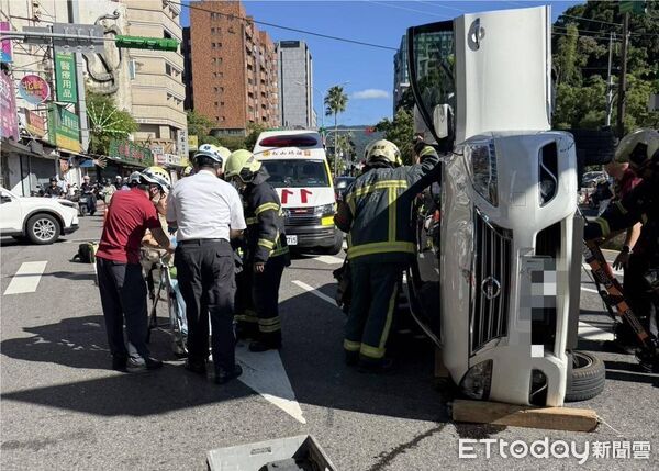 ▲婦人自撞分隔島後側翻，所幸意識清楚無外傷。（圖／記者黃彥傑翻攝）