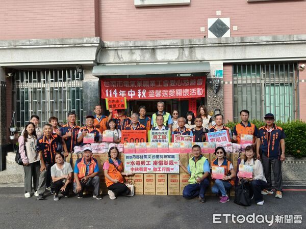▲台南市勞工局攜手工會中秋送暖，將物資送到30戶弱勢修繕家庭。（記者林東良翻攝，下同）