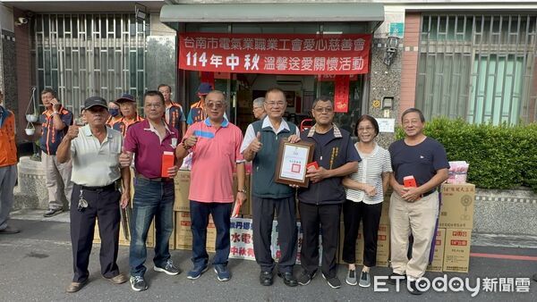 ▲台南市勞工局攜手工會中秋送暖，將物資送到30戶弱勢修繕家庭。（記者林東良翻攝，下同）